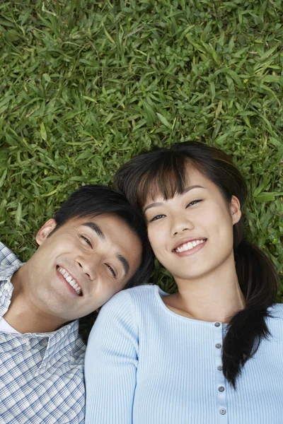 Couple lying on grass — Stock Photo, Image