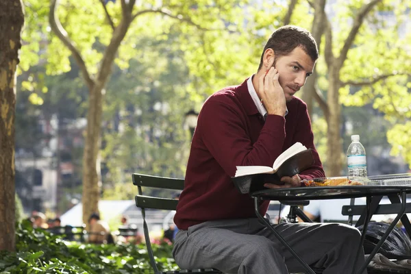 Hombre relajándose en el parque — Foto de Stock