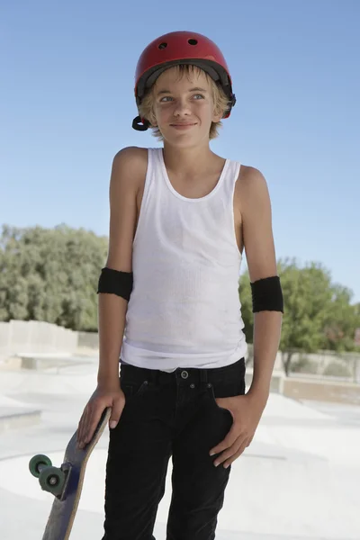 Teenage boy in skateboard park — Stock Photo, Image