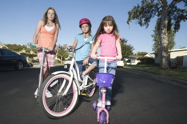Bambini con scooter e bicicletta — Foto Stock