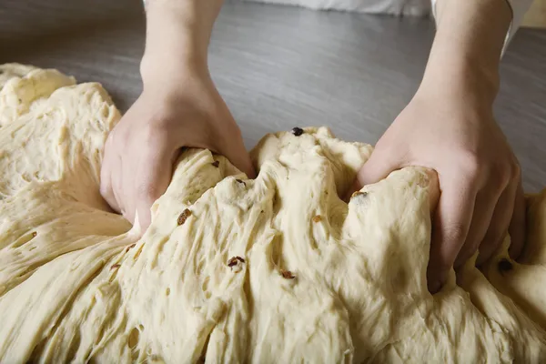 Fırıncı ekmek hamur yoğurma — Stok fotoğraf