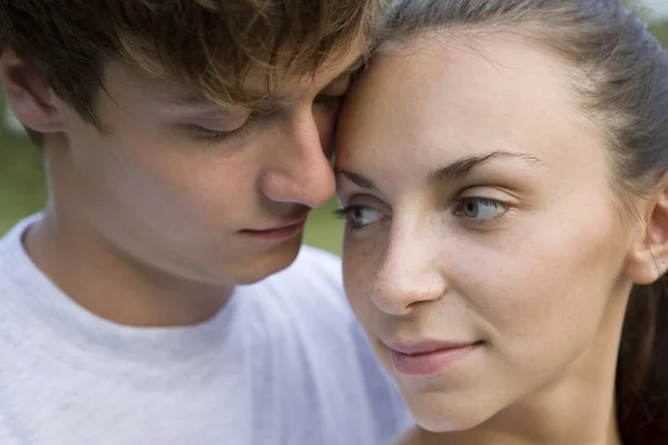 Pareja abrazando en huerto — Foto de Stock