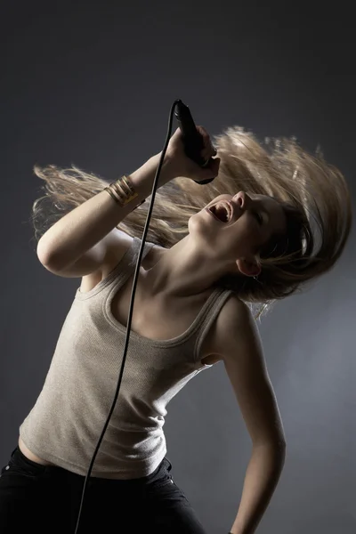 Žena zpívá ve studiu — Stock fotografie