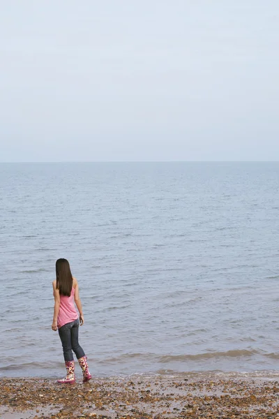 Mulher de pé na praia — Fotografia de Stock