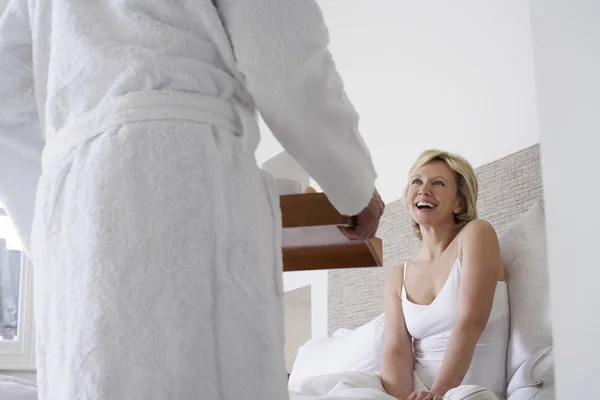 Man serving breakfast to woman — Stock Photo, Image