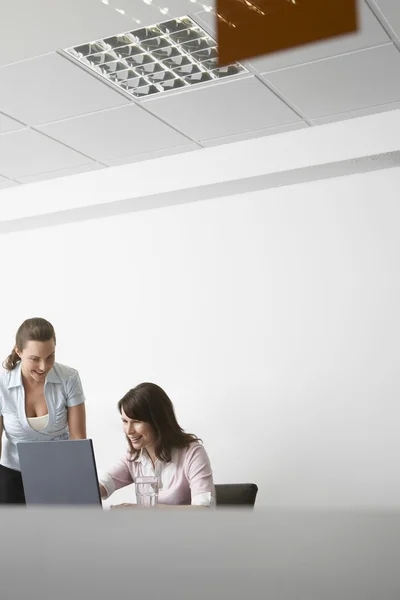 Kvinnor använder laptop — Stockfoto