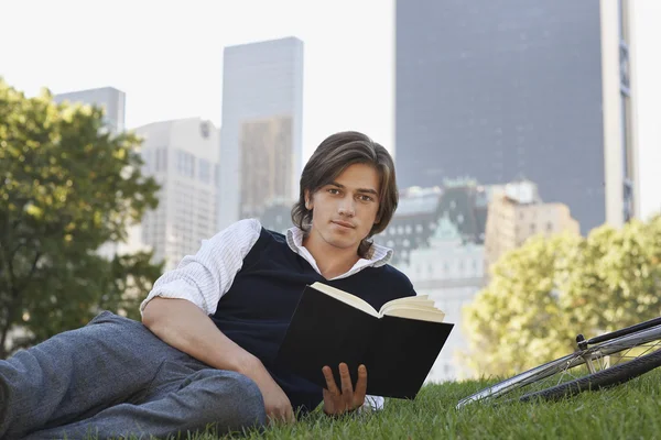 Homem segurando livro — Fotografia de Stock