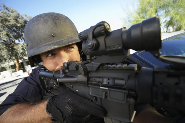 SWAT αξιωματικός με στόχο όπλο — Φωτογραφία Αρχείου