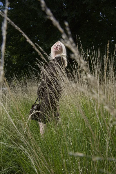 Žena stála na louce — Stock fotografie