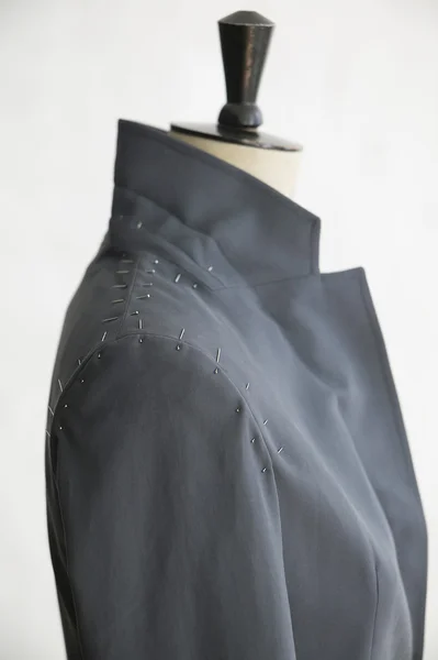 Manekin z niedokończonych kurtka — Zdjęcie stockowe