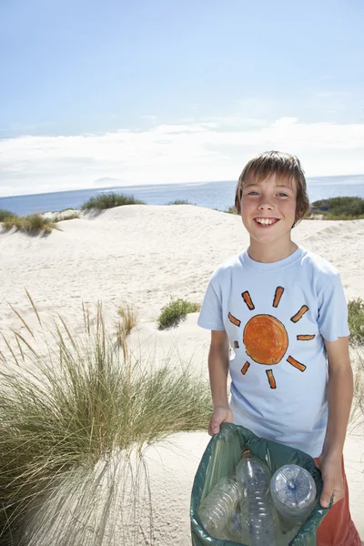 Ragazzo con sacchetto di plastica — Foto Stock