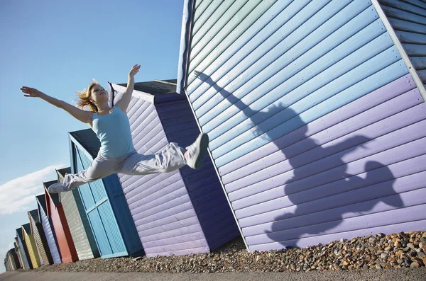 Jumping woman — Stockfoto