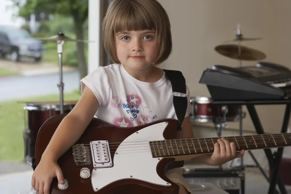 Mädchen sitzt mit Gitarre — Stockfoto