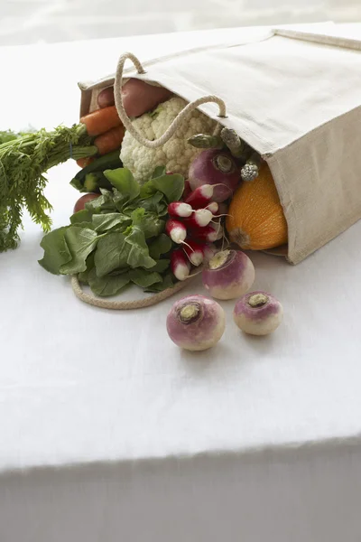 Verse groenten op tafel — Stockfoto