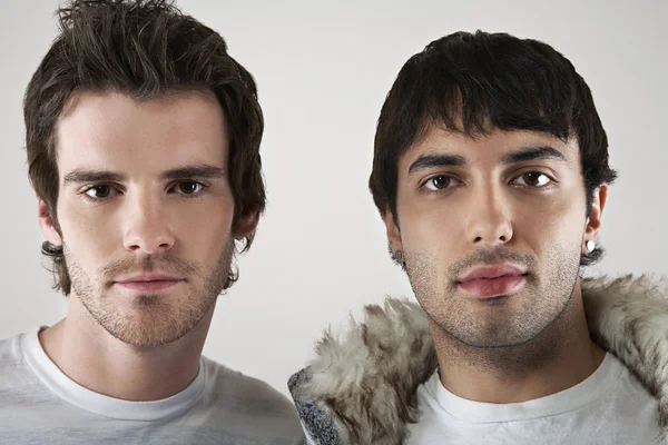 Hombres jóvenes posando — Foto de Stock