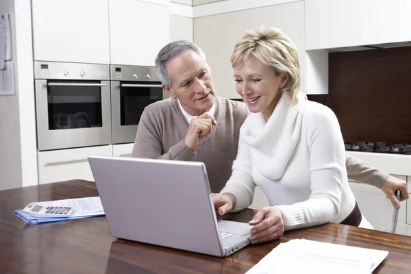 Paar die op laptop werkt — Stockfoto