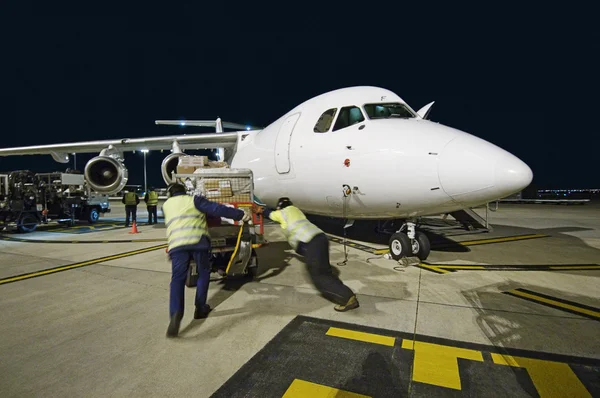 Airfreight loading onto BAE-146 — Stock Photo, Image