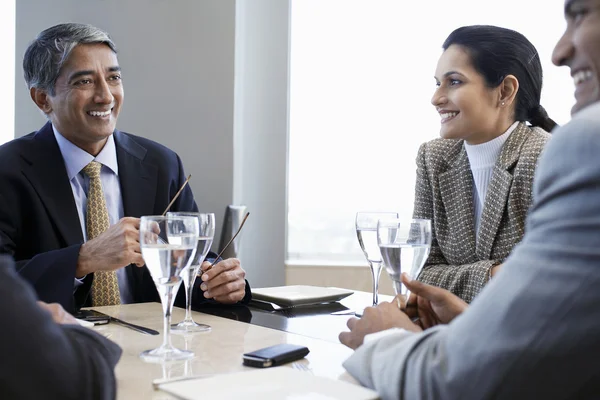 Zakenpartners hebben zakelijke bijeenkomst — Stockfoto