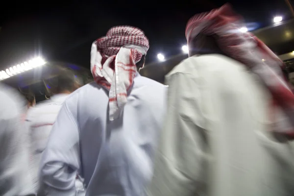 Homens muçulmanos vagueando em Nad Al Sheba — Fotografia de Stock