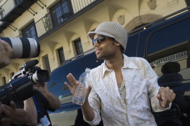 Erkek ünlü ve paparazzi