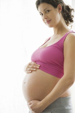 Stüdyoda gülümseyen kadın