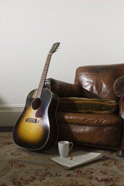 koltuk ve gitar odasında