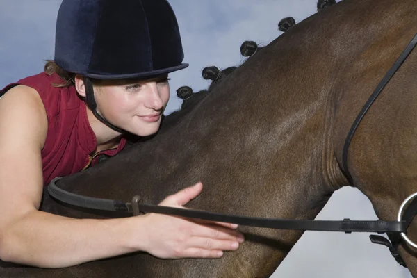 Ragazza abbracciare cavallo — Foto Stock