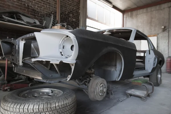 Pièces détachées de voiture en garage — Photo