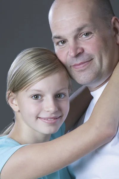 Hija abrazando padre — Foto de Stock