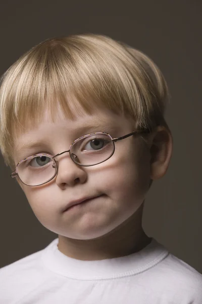 Pojke bär glasögon — Stockfoto