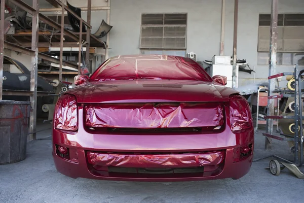 Kırmızı boyalı araba garajında — Stok fotoğraf