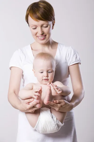 Boyplaying μωρό με τα πόδια του — Φωτογραφία Αρχείου