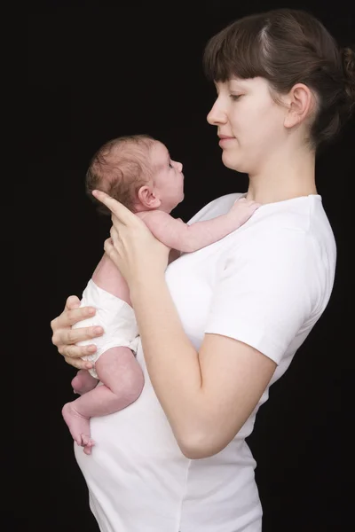 Moderna segurando seu bebê recém-nascido — Fotografia de Stock