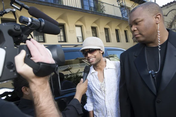 Male celebrity being interviewed — Stock Photo, Image