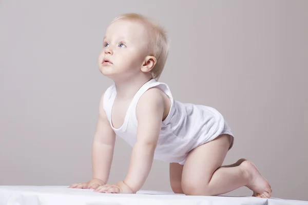 Boy crawling and looking up — Stock Photo, Image