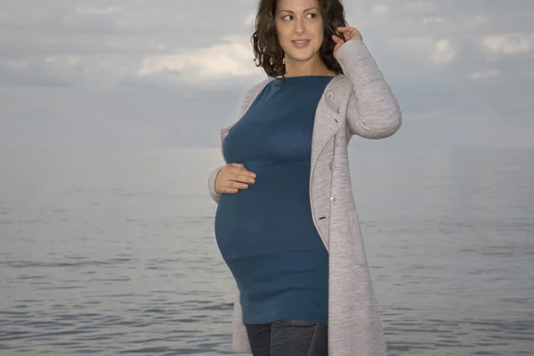 Femme debout à l'extérieur — Photo