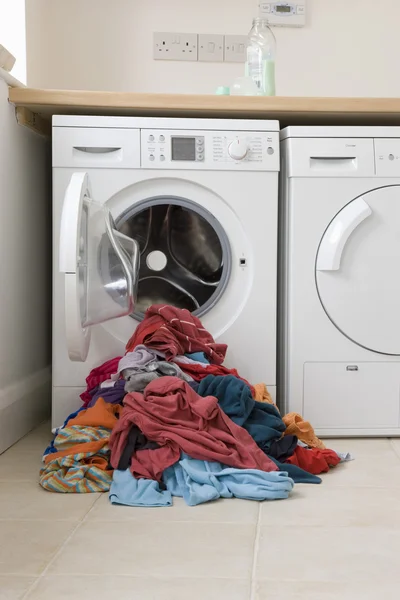 Roupas perto da máquina de lavar roupa — Fotografia de Stock