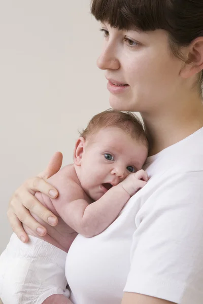 Мать обнимает новорожденного ребенка — стоковое фото