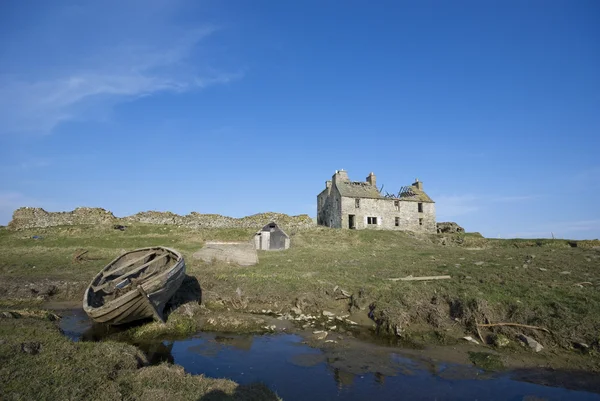 Abandoned house and boat — Stock Photo, Image