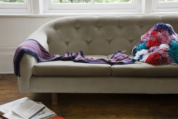 Filati di lana su divano — Foto Stock