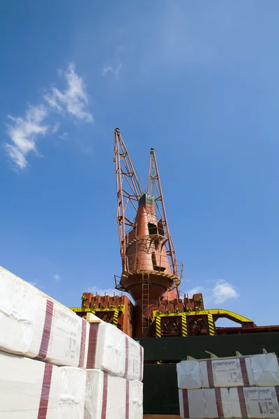 Kraan laden vrachtschip — Stockfoto