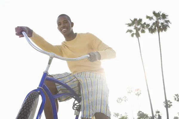 ビーチで自転車を持つ男 — ストック写真