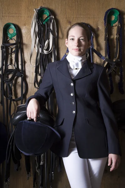 Mädchen posiert im Stall — Stockfoto