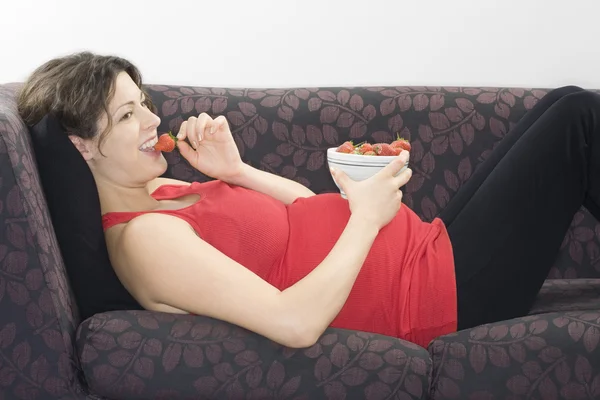 Vrouw eten aardbeien — Stockfoto