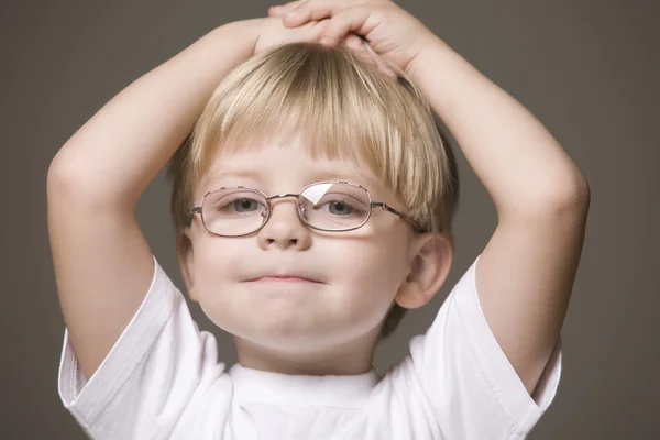 Chlapec nosí brýle — Stock fotografie