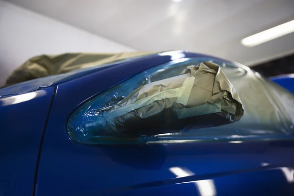 Damaged headlight of blue car — Stock Photo, Image