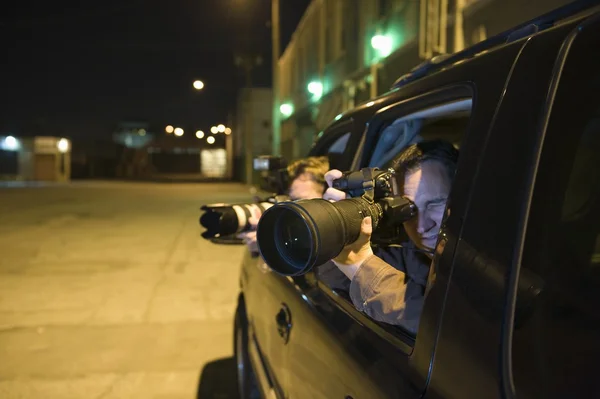 Paparazzi fotograaf in auto — Stockfoto