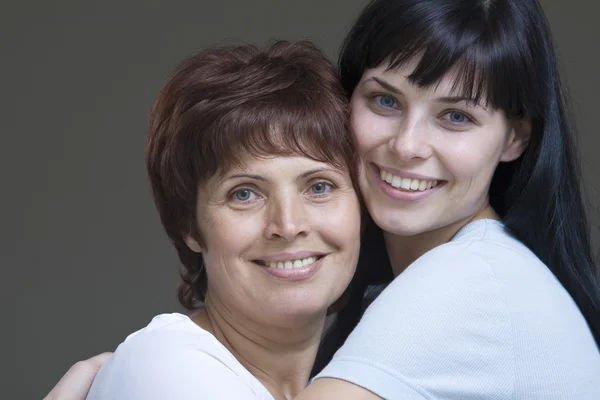 Mulher abraçando mãe — Fotografia de Stock