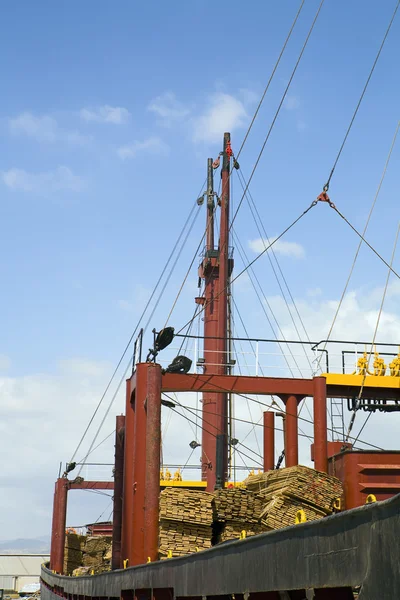 Plakalar ile yüklenen yük gemisi — Stok fotoğraf