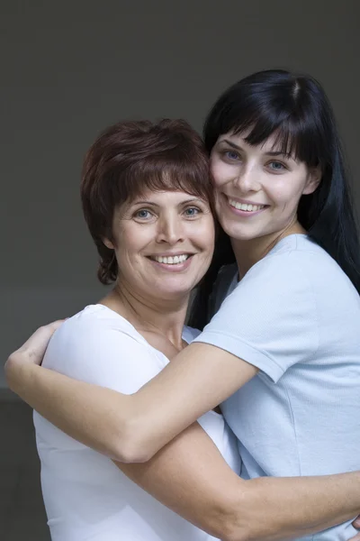 Frau umarmt Mutter — Stockfoto